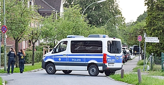 Die Polizei sperrte unter anderem die Jahnstraße vor der Friedrich-Ebert-Schule ab. (Foto: Frank)