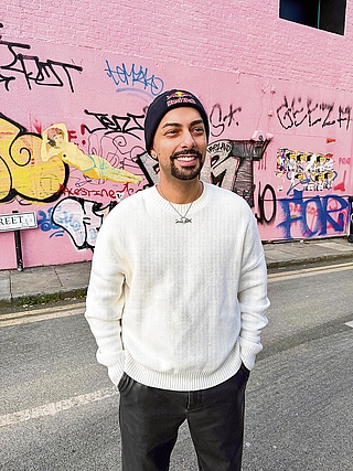 Amar Al Naimi ist Webvideoproduzent, Live-Streamer und Moderator. Seinen Unterhalt verdient der 31-Jährige vorrangig mit dem beliebten Computerspiel „Fortnite“. „Ich darf das tun, was ich liebe, und meine Leidenschaft mit einer großartigen Community teilen“, sagt Amar. Der heutige Streaming-Star lebte lange Zeit in Elmshorn, ging hier zur Schule. Mit den Elmshorn Alligators wurde er Deutscher Meister im Baseball. (Foto: Amar Al-Naimi c/o AMA Studios)