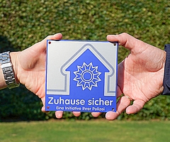 Das Netzwerk Zuhause sicher stellt Bürgern nach eingehender Beratung Plaketten zur Verfügung. (Foto: Netzwerk Zuhause sicher e.V.)