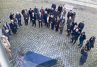 Feierliche Versammlung vor der Drostei. (Foto: Kreis Pinneberg)