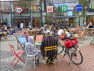 An vier Freitagen im Sommer baut das Stadtmarketing eine chillige Sitzlandschaft auf dem Alten Markt auf. Morgen, 9. Juni, bestreitet Sängerin Saturndaze den musikalischen Teil. (Foto:  Stadtmarketing Elmshorn)