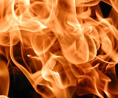 Zwölf Menschen entkamen den Flammen. Verletzt wurde niemand. (Symbolfoto: Pixabay)