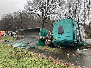 Der Laster kippte auf die Seite. (Foto: Kreisfeuerwehrverband Pinneberg)