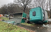 Der Laster kippte auf die Seite. (Foto: Kreisfeuerwehrverband Pinneberg)