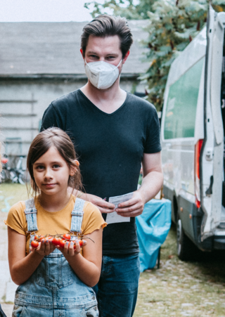 Am Set des Kurzfilms „Von der Flüchtigkeit des Geschmacks“ in Brandenburg: Annabell Wessel, eine der Hauptdarstellerinnnen, und der Uetersener Produzent Gerrit Gronau. (Foto: Sara Herrlander)