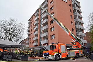 In dem Hochhaus am Holstenplatz kam es zu einem Kellerbrand. Einsatzkräfte der Freiwilligen Feuerwehr Elmshorn hielten über die Drehleiter Kontakt zu den Bewohnern. (Foto: Frank)
