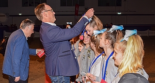 Bürgervorsteher Andrea Hahn (von links) und Bürgermeister Volker Hatje zeichnete die Sportler aus, indem er ihnen Medaillen und Gutscheine überreichte. (Foto: Frank)