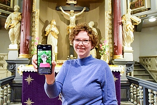 Christiane Ehrengruber engagiert sich als Vikarin in der Evangelisch-Lutherischen Kirchengemeinde Barmstedt. Die 29-Jährige erreicht Menschen nicht nur in der Heiligen-Geist-Kirche, sondern auch auf Instagram. (Foto: Frank)