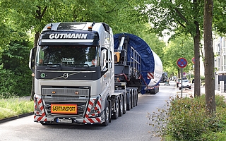 Dieser Sattelschlepper fuhr in der Unfallnacht hinter dem Gespann, das die Ladung verloren hatte. Am Morgen danach wartete er in dem gesperrten Heidmühlenweg. Geladen hatte er ebenfalls ein Turmsegment für den Uetersener Windpark. (Foto: Frank)
