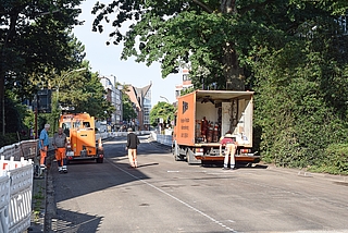 Die Vorarbeiten für das Aufbringen einer neuen Markierung auf der Schulstraße laufen. (Foto: Frank)