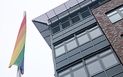 Die Regenbogenflagge hängt am Elmshorner Kreishaus. (Foto: Kreis Pinneberg)