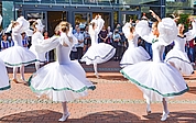 Ein buntes Rahmenprogramm mit viel Tanz begleitet Elmshorns Shopping Sonntag am 3. September. (Foto: Stadtmarketing/Ulf Marek/Archiv)