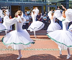 Ein buntes Rahmenprogramm mit viel Tanz begleitet Elmshorns Shopping Sonntag am 3. September. (Foto: Stadtmarketing/Ulf Marek/Archiv)