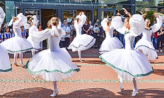 Ein buntes Rahmenprogramm mit viel Tanz begleitet Elmshorns Shopping Sonntag am 3. September. (Foto: Stadtmarketing/Ulf Marek/Archiv)