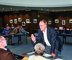 Oberbürgermeister Volker Hatje (re.) in seiner Funktion als Wahlleiter im Gespräch mit Vertretern der SPD im Gemeindewahlausschuss. (Foto: Strandmann)