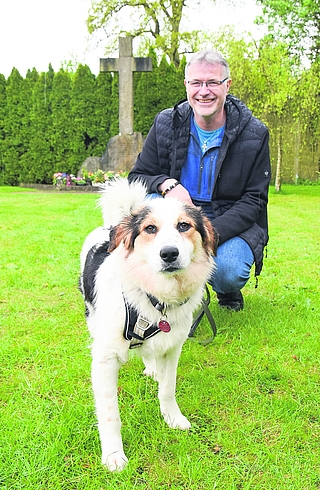 Friedhofsverwalter Torsten Kock und sein Hund Spike schauen auf dem Areal für anonyme Bestattungen nach dem Rechten. (Foto: Frank)