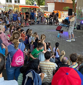 Magisch: Zauberer Roy lässt die kleinen und großen Besucherinnen und Besucher beim Mitmachfest der Perspektive staunen. (Foto: Perspektive GmbH)