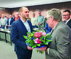 Blumen und gute Wünsche im Namen der Stadtverordneten gab es von Bürgervorsteher Andreas Hahn (re.) für Elmshorns designierten neuen 1. Stadtrat Michael Leeske.  (Foto: Strandmann)