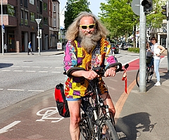 Weltenbummler, Reise-Berichterstatter, Organisator faszinierender Konzerte an vielen Orten der Krückaustadt – Rolf „Lotte“ Reinstrom ist in Elmshorn bekannt wie der sprichwörtliche bunte Hund. Und er ist begeisterter Radfahrer. In Elmshorn wünscht er sich vor allem die Entschärfung gefährlicher Bereiche: Dazu gehört für ihn der zwischen Autos verschwenkte Radweg im Wedenkamp oder die Kreuzung Schulstraße/Holstenstraße/Feldstraße, wo sich querende Fußgänger und Radler auf dem Radweg treffen. (Foto: Strandmann)