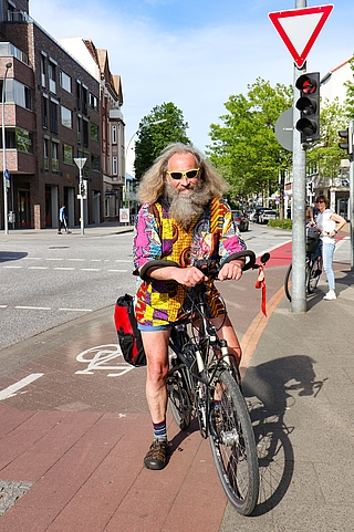 Weltenbummler, Reise-Berichterstatter, Organisator faszinierender Konzerte an vielen Orten der Krückaustadt – Rolf „Lotte“ Reinstrom ist in Elmshorn bekannt wie der sprichwörtliche bunte Hund. Und er ist begeisterter Radfahrer. In Elmshorn wünscht er sich vor allem die Entschärfung gefährlicher Bereiche: Dazu gehört für ihn der zwischen Autos verschwenkte Radweg im Wedenkamp oder die Kreuzung Schulstraße/Holstenstraße/Feldstraße, wo sich querende Fußgänger und Radler auf dem Radweg treffen. (Foto: Strandmann)