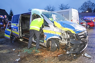 Die rechte Seite des Polizeifahrzeugs wurde erheblich beschädigt. (Foto: Florian Sprenger)