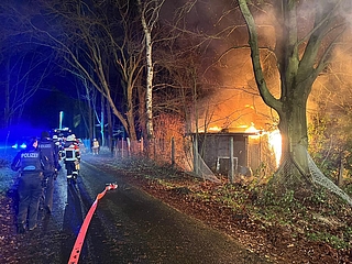 Eine Laube an der Straße Am Sender brennt lichterloh. (Foto: Freiwillige Feuerwehr Elmshorn)
