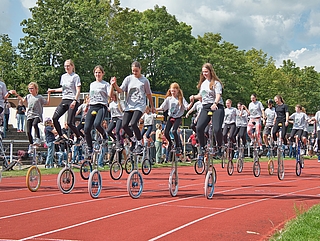 Die Teilnehmer umrundeten das Krückaustadion zweimal. (Foto: Simon Meixner)