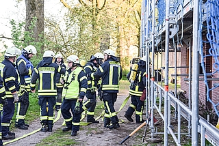 Bei einem Übungsabend rückte das Team um Wehrführer Joachim Hensel (Mitte) zu einem Bauernhaus aus. Das Szenario: Nach einem Gasaustritt sollten die Kameraden verletzte Personen finden und retten. (Foto: Frank)