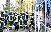 Bei einem Übungsabend rückte das Team um Wehrführer Joachim Hensel (Mitte) zu einem Bauernhaus aus. Das Szenario: Nach einem Gasaustritt sollten die Kameraden verletzte Personen finden und retten. (Foto: Frank)