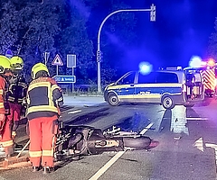 Das Motorrad liegt auf der Ahrenloher Straße neben der Linksabbiegespur zum Zugbringer der Autobahn 23 Richtung Süden. (Foto: Polizei)