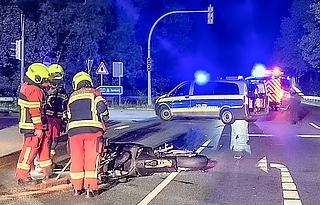 Das Motorrad liegt auf der Ahrenloher Straße neben der Linksabbiegespur zum Zugbringer der Autobahn 23 Richtung Süden. (Foto: Polizei)
