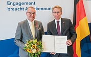 Feierlich: Ministerpräsident Daniel Günther (rechts) überreichte Axel Vogt das Verdienstkreuz am Bande des Verdienstordens der Bundesrepublik Deutschland. (Foto: Kreis Pinneberg)
