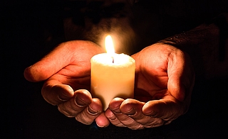 Bei der Feier in der Nikolaikirche soll ein Licht angezündet werden. (Symbolfoto: Myriams Foto, Pixabay)