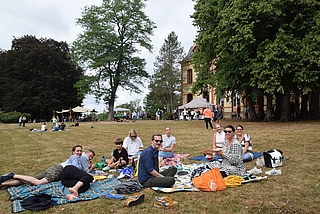 Auf der Wiese vor Schloss Düneck hatten Besucher aus Hamburg, Tornesch, Uetersen und Heidgraben ein Picknick-Lager aufgeschlagen. (Foto: Frank)