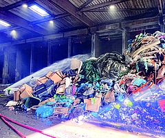 Brandbekämpfung im sogenannten Müllbunker. (Foto: Kreisfeuerwehrverband Pinneberg)