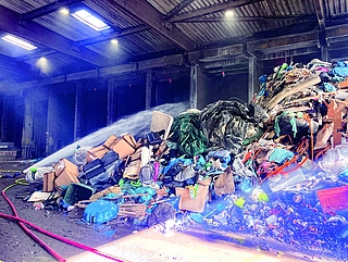 Brandbekämpfung im sogenannten Müllbunker. (Foto: Kreisfeuerwehrverband Pinneberg)