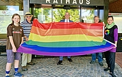 Zeigen Flagge vor dem Uetersener Rathaus anlässlich des IDAHOBIT 2024: Mathilda Stange (von links), Rudolf Engels, Dirk Woschei, Jens Ewald und Katrin Stange. (Foto: Anna Winterberg, Stadt Uetersen)