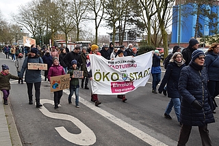"Wir wollen einen Stadtumbau in eine Ökostadt", ist auf diesem Transparent zu lesen. (Foto: Frank)