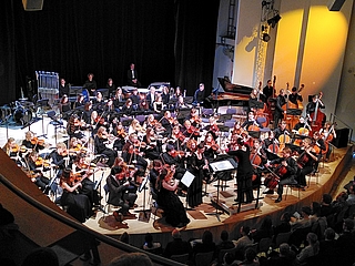 Im Miralles-Saal in Hamburg-Eimsbüttel traten Schüler des Uetersener Ludwig-Meyn-Gymnasiums und des polnischen Musikgymnasiums Poznan gemeinsam auf. LMG-Lehrerin Ulrike Herbig dirigierte sie. (Foto: Frank)