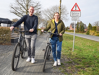 Rechnen damit, dass der Weg bald wieder für Radfahrende freigegeben wird: Unternehmer Sören Hamann und die CDU-Landtagsabgeordnete Birte Glißmann. (Foto: Frank)