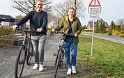Rechnen damit, dass der Weg bald wieder für Radfahrende freigegeben wird: Unternehmer Sören Hamann und die CDU-Landtagsabgeordnete Birte Glißmann. (Foto: Frank)