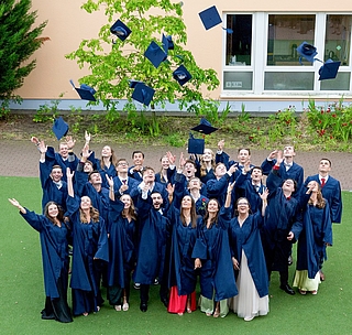 Freude an der Leibniz-Privatschule Elmshorn: Die Absolventen werfen ihre Hüte hoch. (Foto: Leibniz-Privatschule Elmshorn)