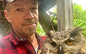 Christian Erdmann, Leiter der Wildtierstation in Klein Offenseth-Sparrieshoop, befürchtet, dass das Silvesterfeuerwerk bei Tieren wie diesem Uhu einen großen Stress auslöst. (Foto: Erdmann)