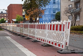 Gut eine Woche vor Beginn der Bauarbeiten wurden an der Feldstraße bereits Absperrbaken angeliefert. (Foto: Frank)