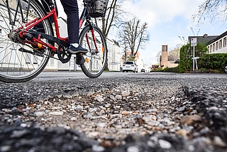 Dieses Schlagloch klafft im Fahrradweg an der Feldstraße Richtung Ost-West-Brücke. (Foto: Frank)