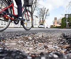 Dieses Schlagloch klafft im Fahrradweg an der Feldstraße Richtung Ost-West-Brücke. (Foto: Frank)