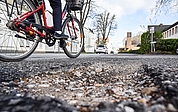 Dieses Schlagloch klafft im Fahrradweg an der Feldstraße Richtung Ost-West-Brücke. (Foto: Frank)