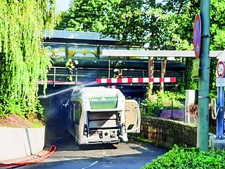 Trotz Höhenwarnanlage prallte der Elektrobus der KViP gegen die Decke des Tunnels und fing Feuer. (Foto: Strandmann)