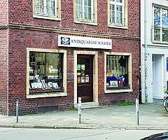 Dieses Antiquariat in Münster bildet den Ausgangspunkt zahlreicher Ermittlungen von Georg Wilsberg. In den TV-Produktionen prangt natürlich ein anderer Schriftzug darüber. (Foto: Strandmann)