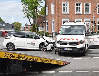 Auf der Westerstraße, Ecke Hafenstraße, prallten ein Pkw der Stadtwerke Elmshorn und ein Transporter des Elmshorner Betriebshofs zusammen. Verletzt wurde niemand. (Foto: Frank)